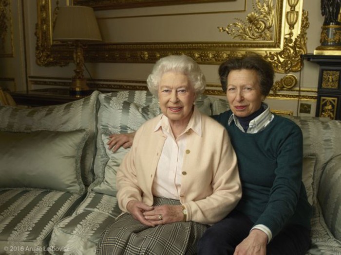 La Reina Isabel II celebra sus 90 años posando para Annie Leibovitz
