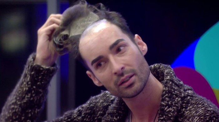 Miguel se quita el peluquín ante sus compañeros de Gran Hermano 17