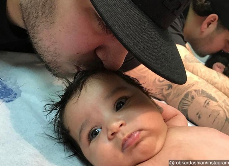 Rob Kardashian criticado por besar a su hija en la boca