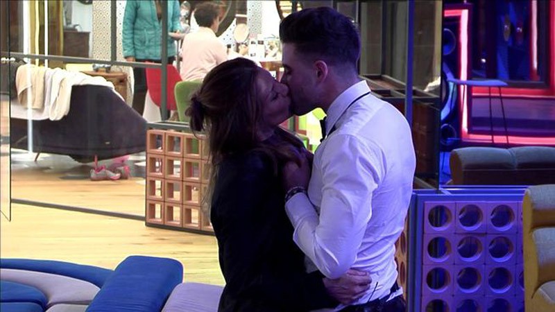 Ivonne Reyes y Sergio Ayala se besan en Gran Hermano VIP 5