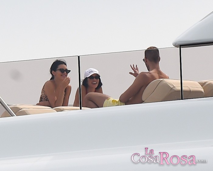Scott Disick y Bella Thorne juntos en Cannes donde están Kourtney Kardashian y su novio