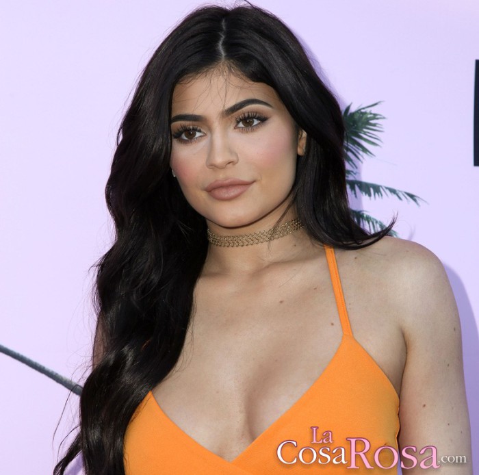 Kim Kardashian se entromete en el negocio de cosméticos de Kylie Jenner