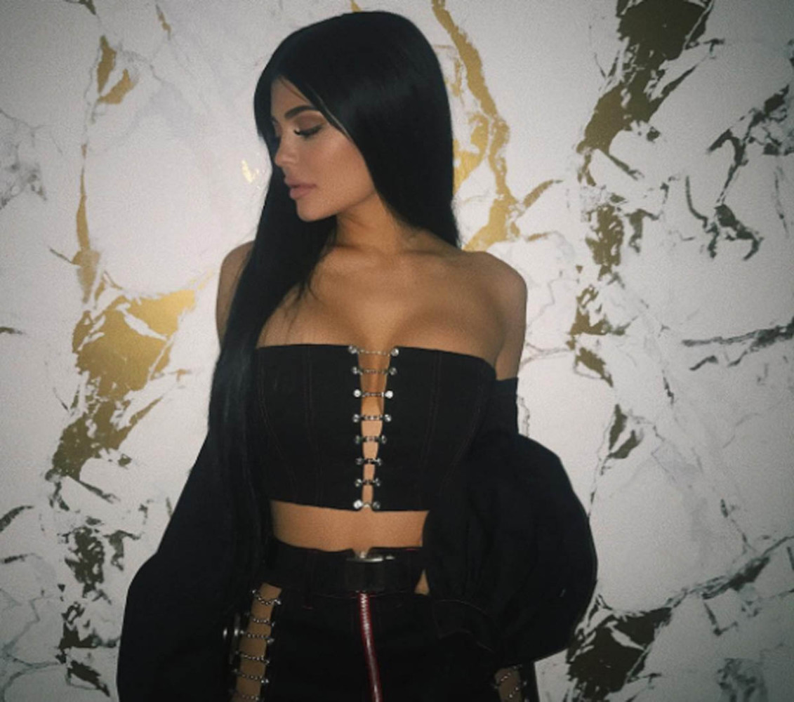 Kylie Jenner encantada de ser el centro de atención por sus pechos