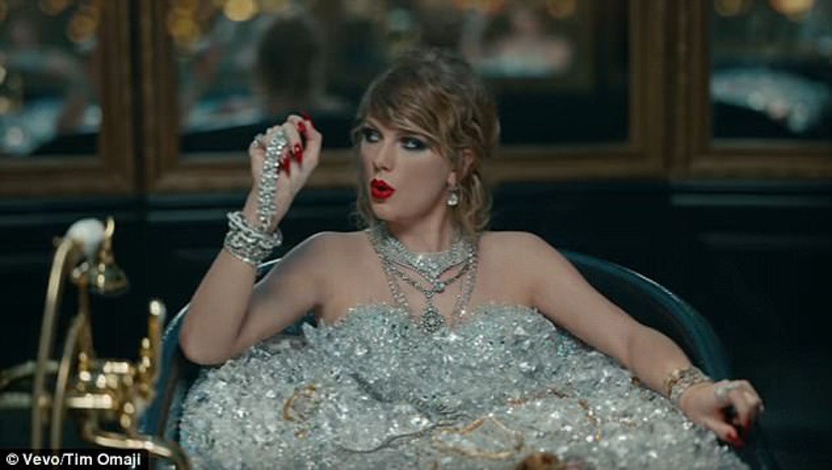Taylor Swift se burla del robo a Kim Kardashian en su nuevo videoclip