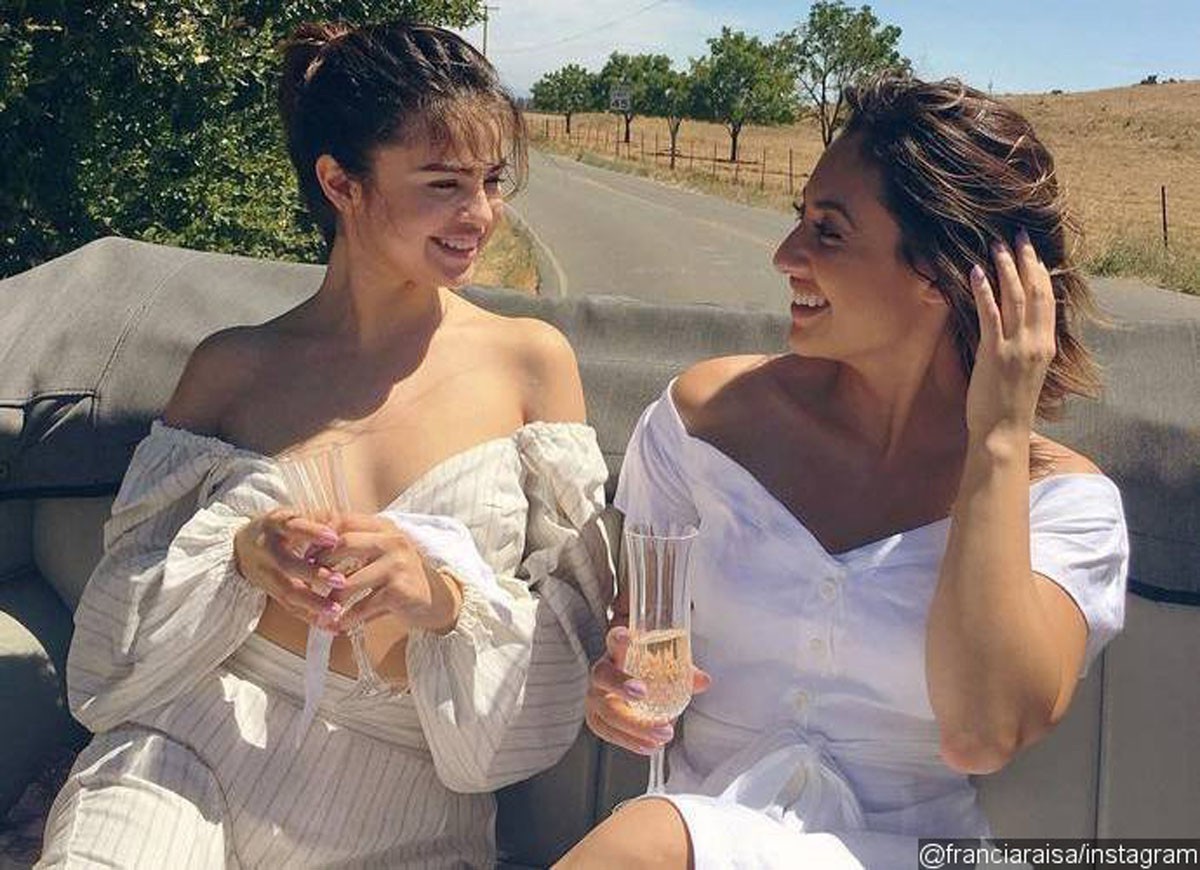 La madre de Francia Raisa niega que Selena Gomez haya pagado a su hija