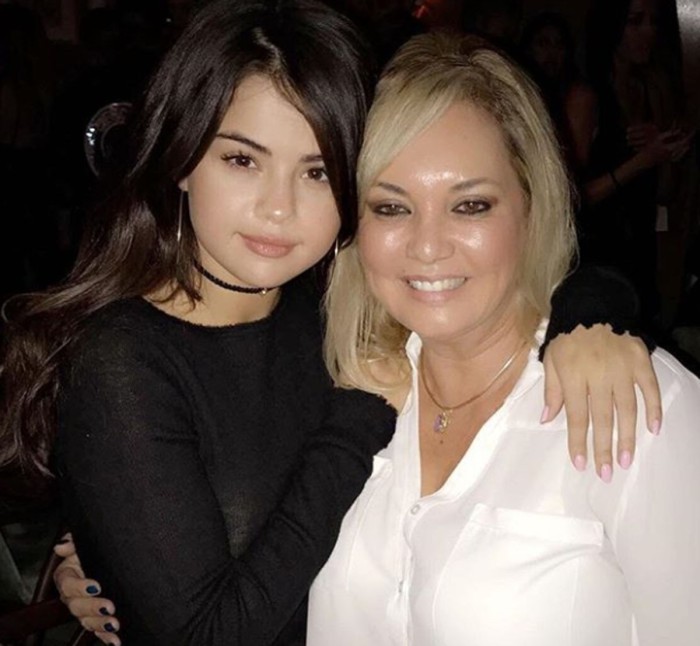 La madre de Francia Raisa niega que Selena Gomez haya pagado a su hija