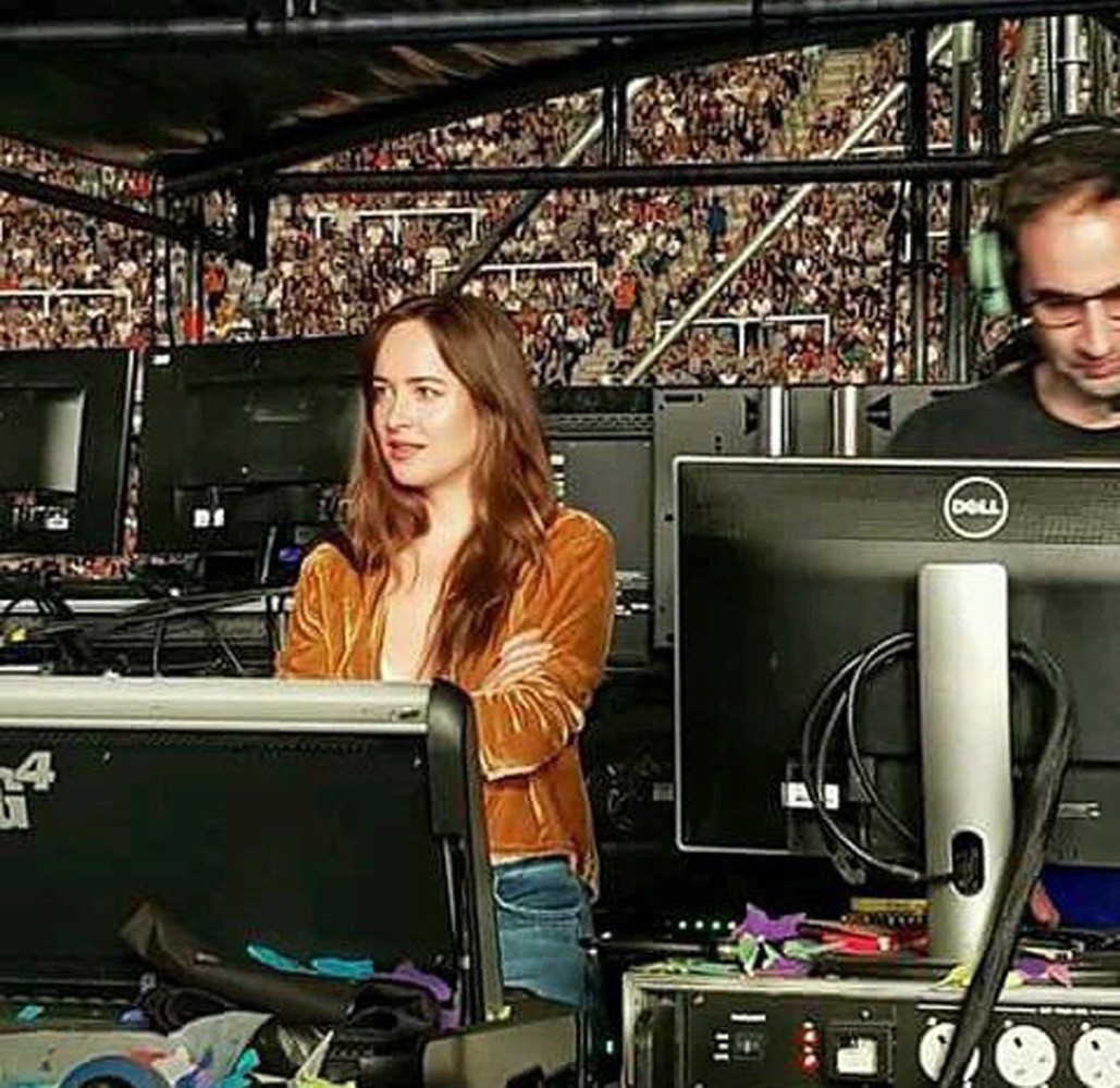 Dakota Johnson pillada en el concierto de Coldplay en Buenos Aires