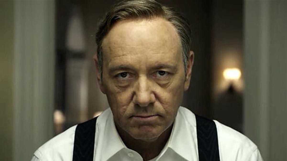 Kevin Spacey busca tratamiento entre una oleada de acusaciones