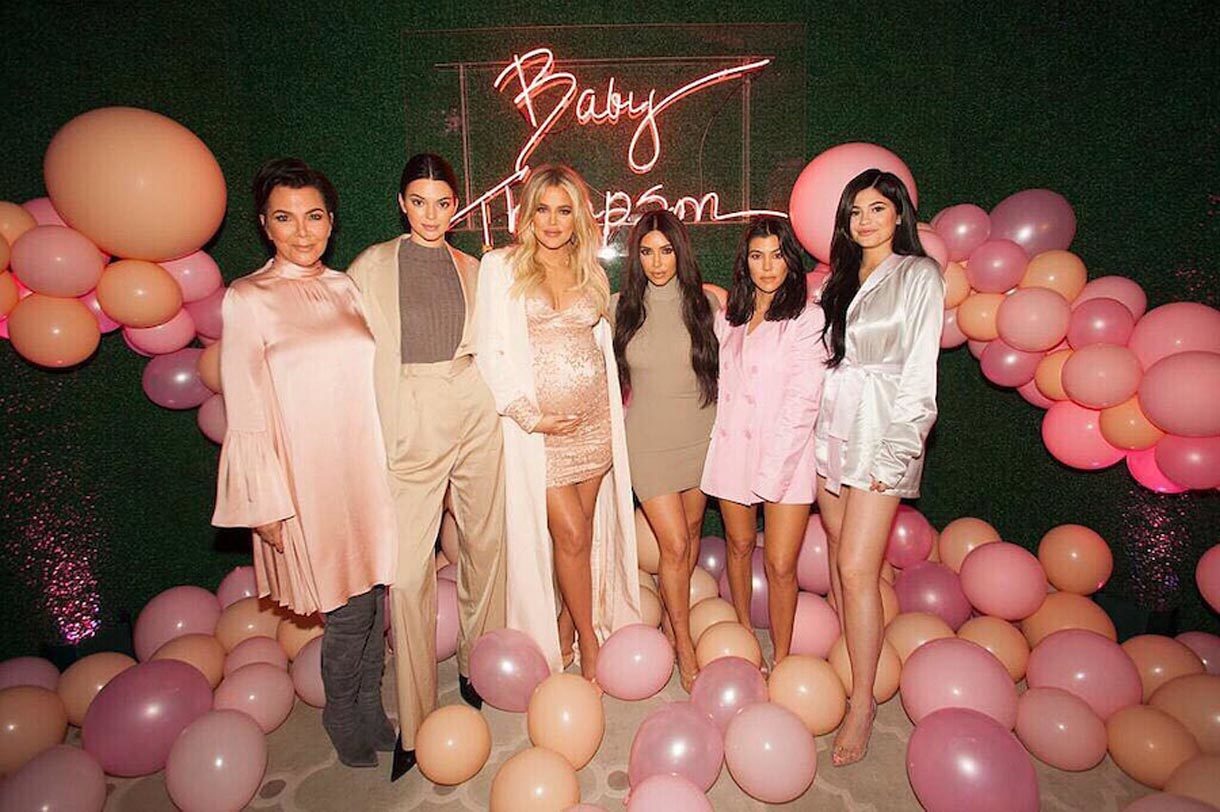 Khloe Kardashian celebra una ostensosa y rosa baby shower rodeada de su familia y amigas