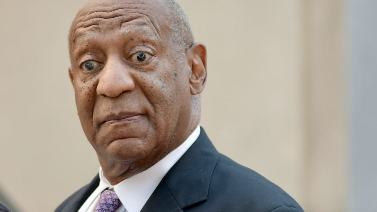 Bill Cosby sonríe mientras Andrea Constand narra los abusos que sufrió