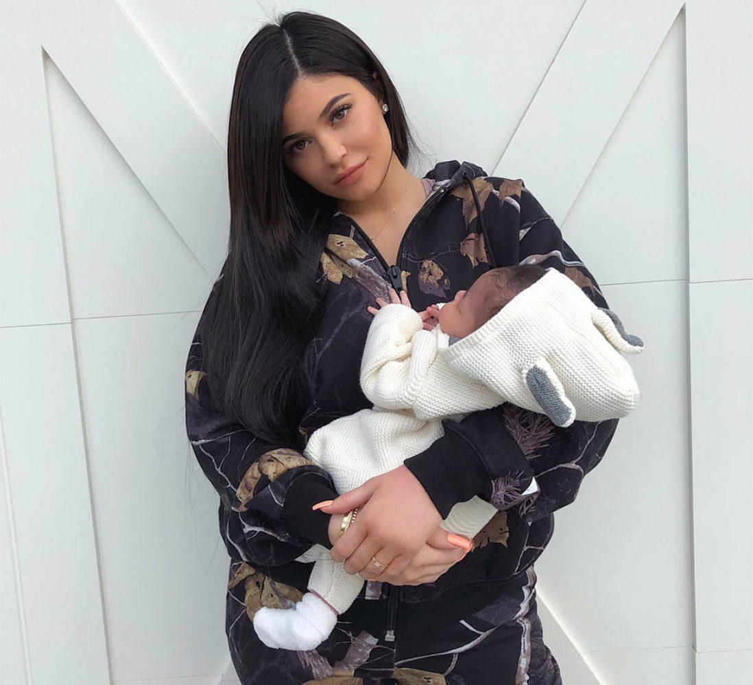 Kylie Jenner celebra el primer mes de vida de su hija Stormi y muestra su figura posparto