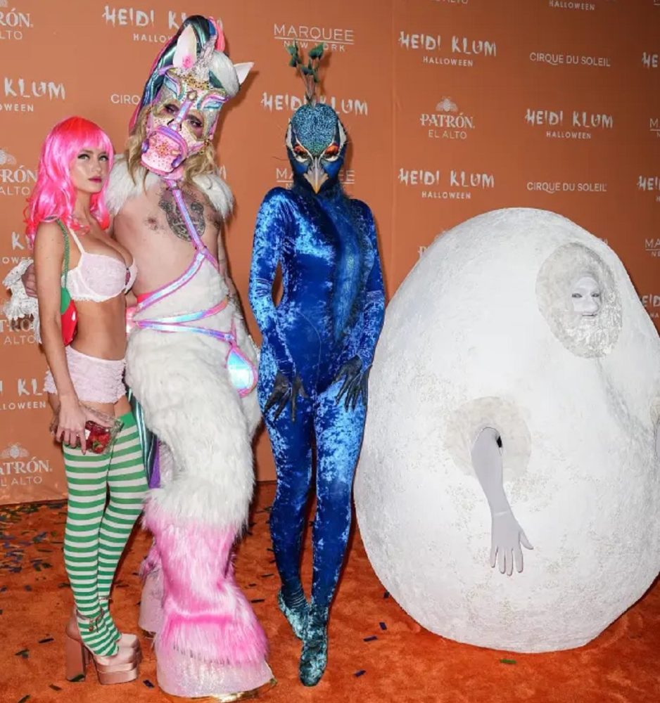 Heidi Klum se disfraza de pavo real para su fiesta de Halloween