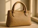 Dua Lipa convierte el bolso vintage de Bottega en el accesorio del momento