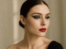 Maquillaje de invierno para alfombra roja: piel de porcelana y ojo gráfico