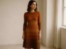 Vestido midi de punto: la prenda que resuelve el otoño entre semana
