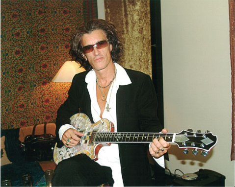 Joe Perry, guitarrista de Aerosmith, estable tras un accidente de tráfico