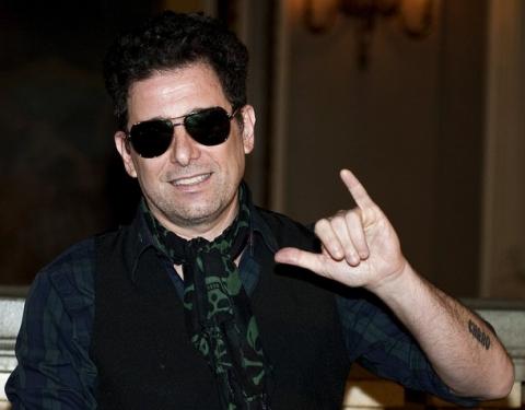 Andrés Calamaro aparca sus proyectos para grabar y regalar canciones