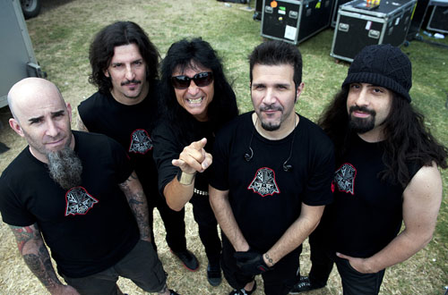 El cantante de Anthrax golpeado por la seguridad de su propio concierto
