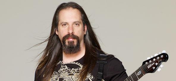 John Petrucci en la Guitar World de noviembre