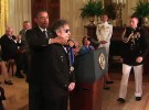 Bob Dylan recibe de manos del presidente Obama la medalla a la libertad