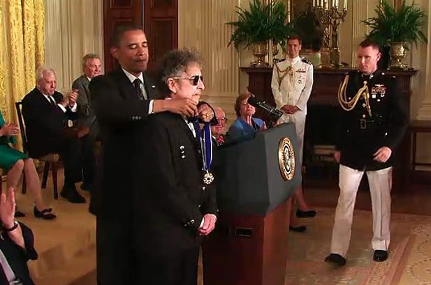 Bob Dylan recibe de manos del presidente Obama la medalla a la libertad