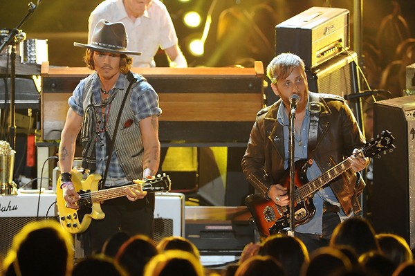 Johnny Depp a la guitarra junto a The Black Keys en los MTV Movie Award