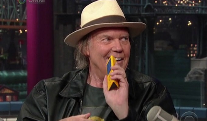 Neil Young sigue buscando inversores para su reproductor de música