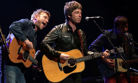 Noel Gallagher y Damon Albarn firman la paz y cantan juntos