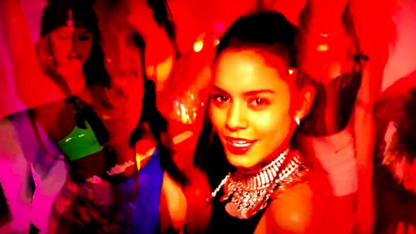 Vanessa Hudges participa en el video de «$$$sex» del grupo YLA