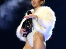 Miley Cyrus besa a una de sus fans durante un concierto