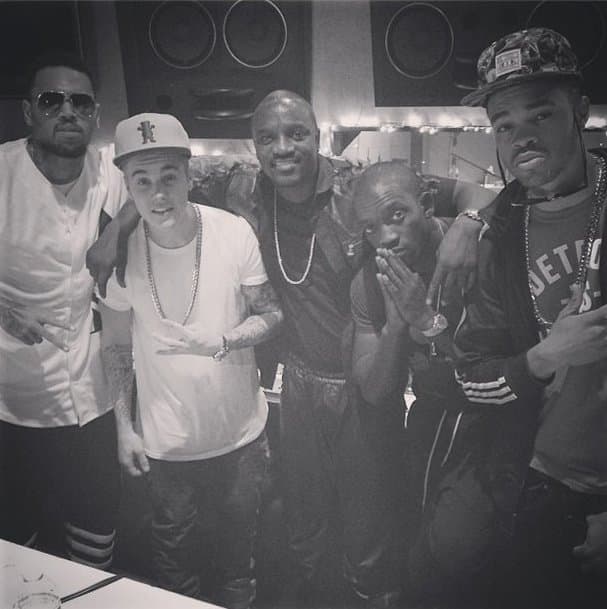 Justin Bieber podría estar colaborando con Chris Brown y Akon