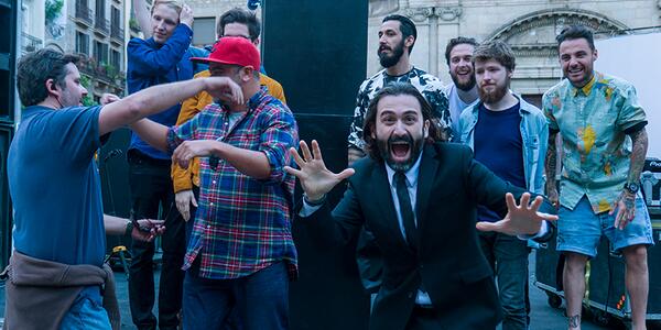 Un despiste del presentador Javier Limón filtra imágenes inéditas del spot de San Miguel