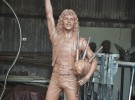 Bon Scott, se inaugura la estatua en su honor en Kirriemuir (Escocia)