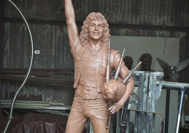 Bon Scott, se inaugura la estatua en su honor en Kirriemuir (Escocia)
