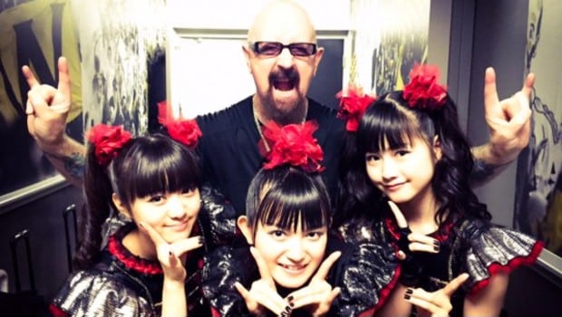 Rob Halford actúa con Babymetal en los Alternative Press Music Awards
