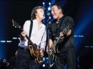 Bruce Springsteen y Paul McCartney cantan juntos «I saw her standing there»