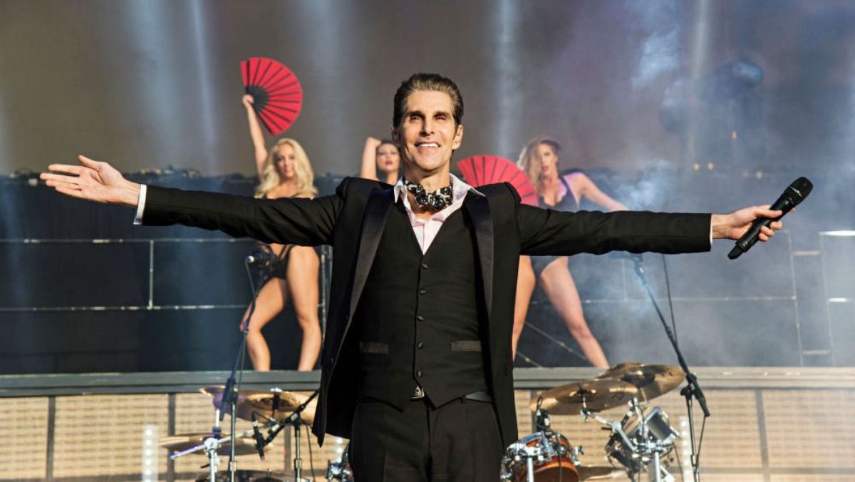 Perry Farrell y Dave Navarro terminan a puñetazos en el escenario