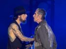 Perry Farrell y Dave Navarro terminan a puñetazos en el escenario