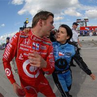 Danica Patrick le demuestra a Dan Wheldon que también lleva pantalones