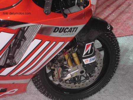 Vídeo de la Ducati GP8 sobre hielo (1)