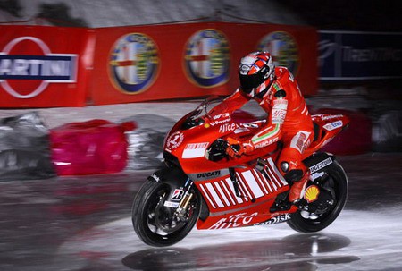 Vídeo de la Ducati GP8 sobre hielo