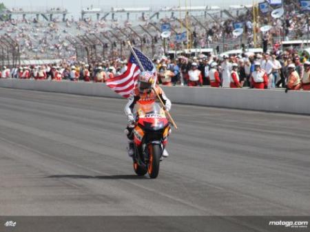 Nicky Hayden realiza una exhibición en las 500 Millas de Indianápolis