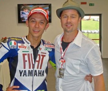 Brad Pitt admira al gran Valentino Rossi