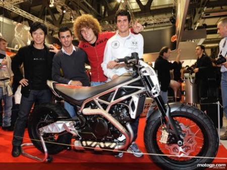 Simoncelli y Di Meglio asisten a la presentación de Piaggio en el EICMA