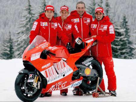 Presentada oficialmente la Ducati Desmosedici GP9 con Stoner y Hayden