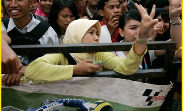 Valentino Rossi aclamado por 3.000 personas en Yakarta