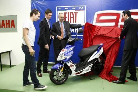 Jorge Lorenzo visita Yamaha Motor España antes del inicio del GP Jerez