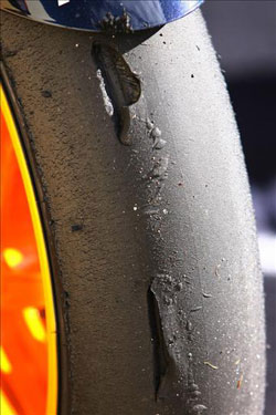 Un objeto extraño destrozó el neumático de Pedrosa en Japón