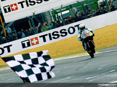 Julián Simón logra la victoria de 125cc en Le Mans en una carrera de resistencia total