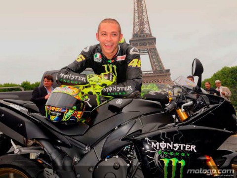 Rossi calentó motores ayer por las calles de París